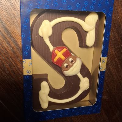 Chocoladeletters pakken